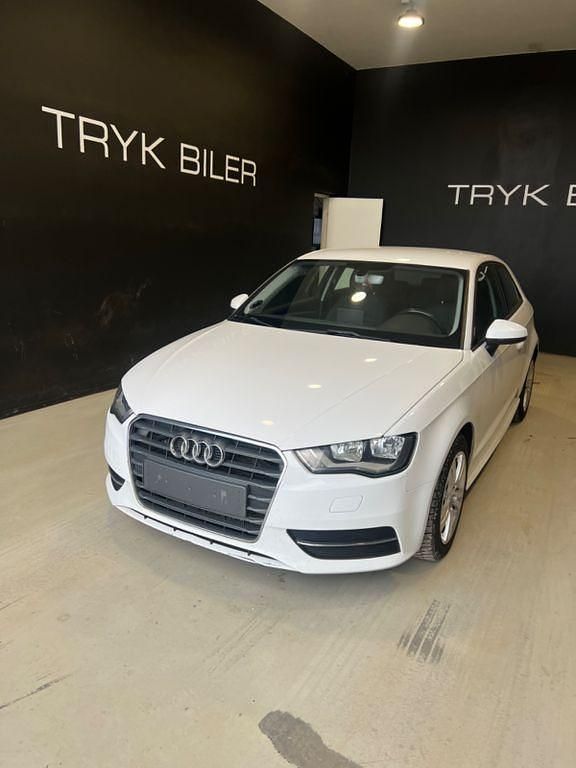 Weiß Gebraucht 2016 Audi A3 Attraction Limousine | 6.000 € (Guter Preis) - Bild 1/4