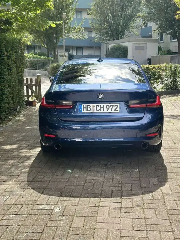 Gebraucht BMW 330 Sport Line 265 PS (194 kW) 2019 Blau Limousine