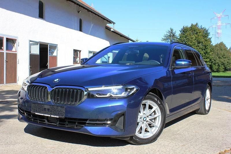 Blau Gebraucht 2023 BMW 520 Sport Line Kombi | 34.890 € (Superpreis) - Bild 1/4