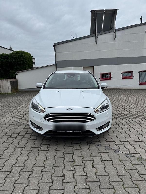Weiß Gebraucht 2017 Ford Focus Titanium Limousine | 7.700 € (Guter Preis) - Bild 1/4