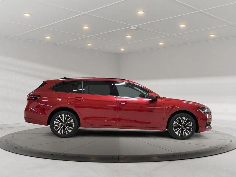 Neu Skoda Superb Selection 193 PS (141 kW) 2025 Rot Kombi