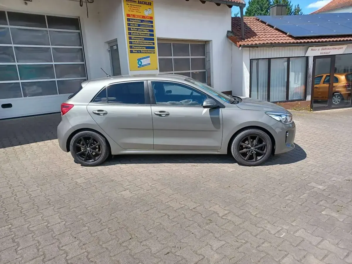 Gebraucht Kia Rio DREAM-TEAM Edition 84 PS (61 kW) 2017 (urg) urbangrün met. Kleinwagen