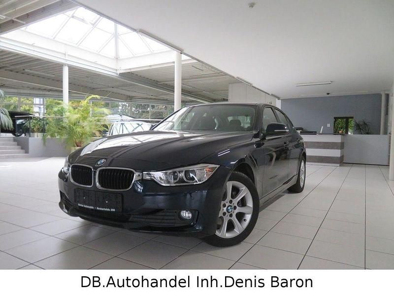 Blau Gebraucht 2012 BMW 320 Limousine | 14.790 € (Fairer Preis) - Bild 1/4