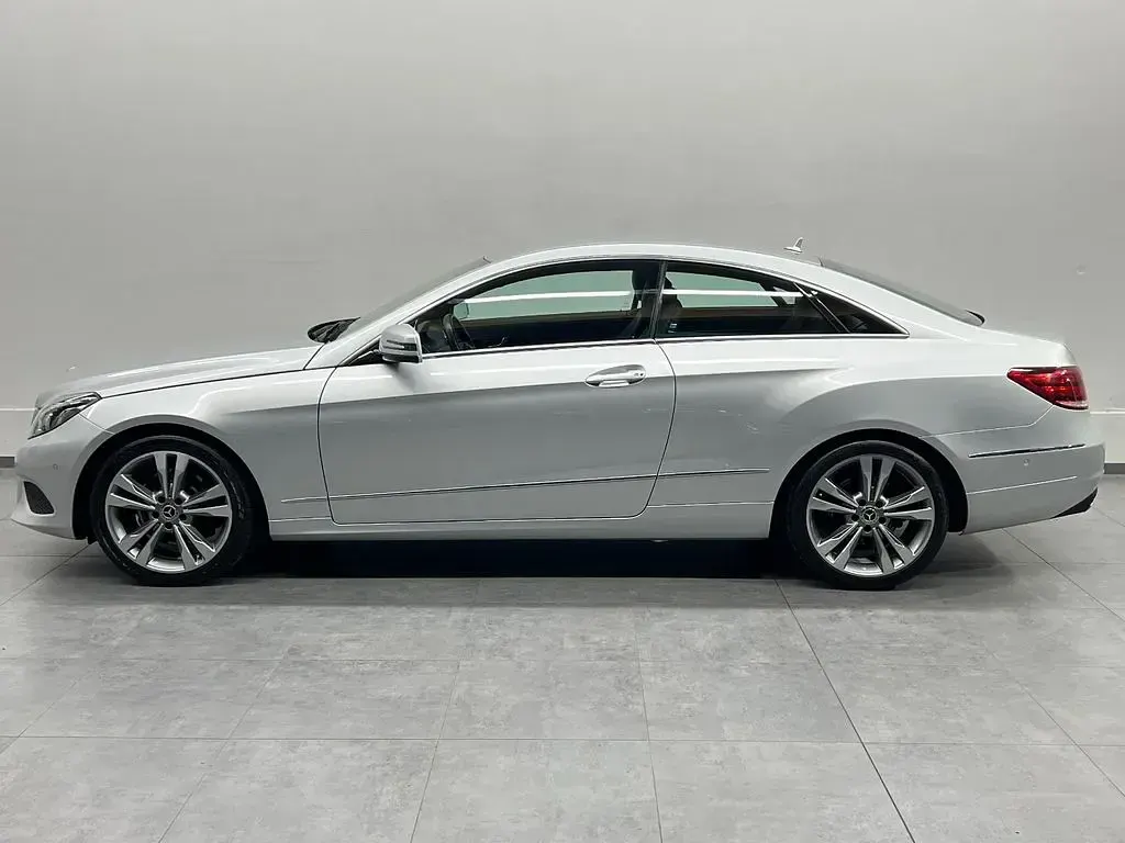 Usado Mercedes E200 184 CV (135 kW) 2014 Plateado Coupe