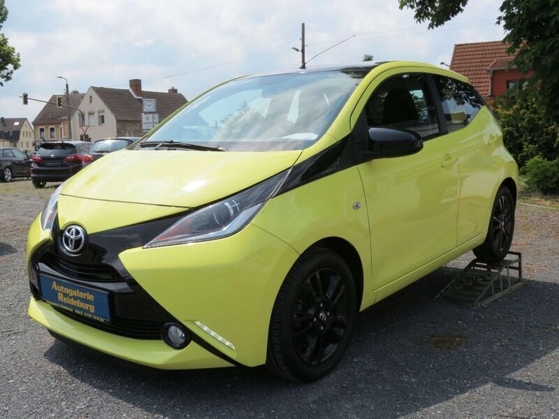 Beige Gebraucht 2017 Toyota Aygo SR Kleinwagen | 8.940 € (Fairer Preis) - Bild 1/4
