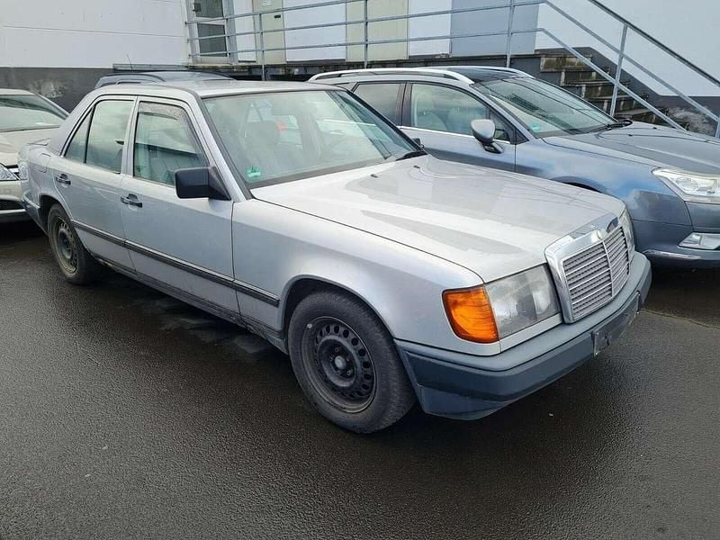 Grau Gebraucht 1987 Mercedes 230 Limousine | 1.250 € - Bild 1/4