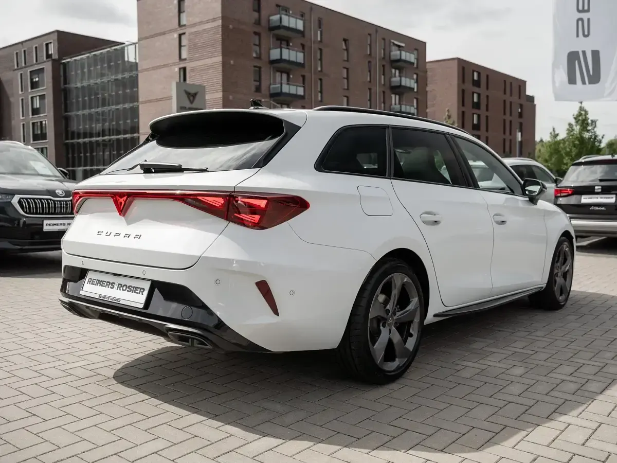 Gebraucht Cupra Leon 204 PS (150 kW) 2025 Glacial weiß metallic Limousine