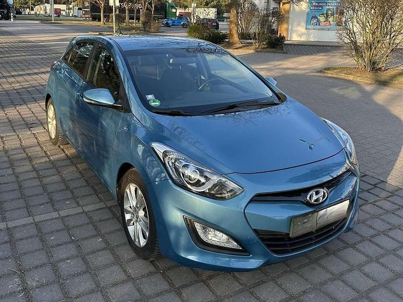 Gebraucht Hyundai i30 Classic 99 PS (72 kW) 2012 Blau Limousine
