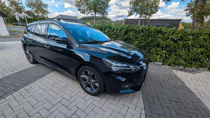 Schwarz Gebraucht 2018 Ford Focus ST-Line Kombi | 9.990 € (Fairer Preis) - Bild 1/4