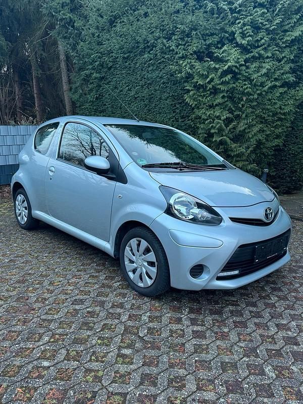 Gebraucht Toyota Aygo 68 PS (50 kW) 2012 Silber Kleinwagen