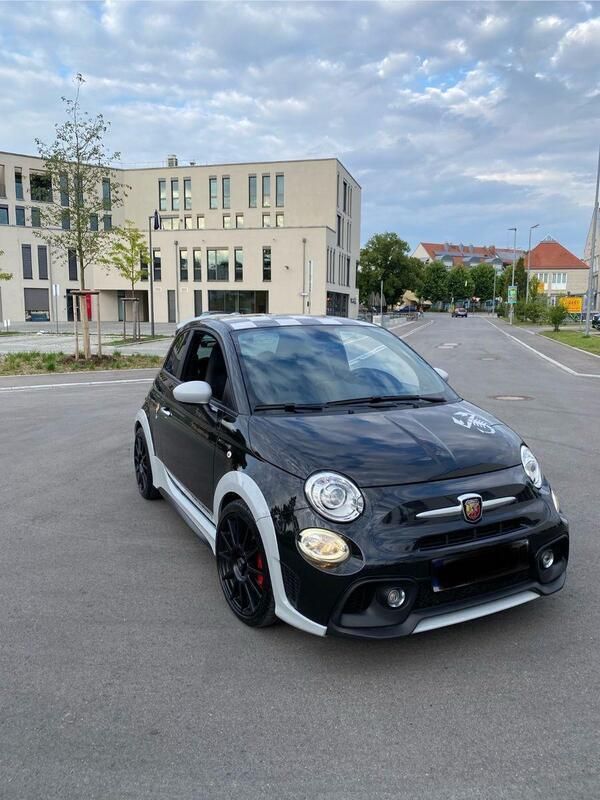 Schwarz Gebraucht 2020 Abarth 695 70th Anniversary Kleinwagen | 22.999 € (Fairer Preis) - Bild 1/4