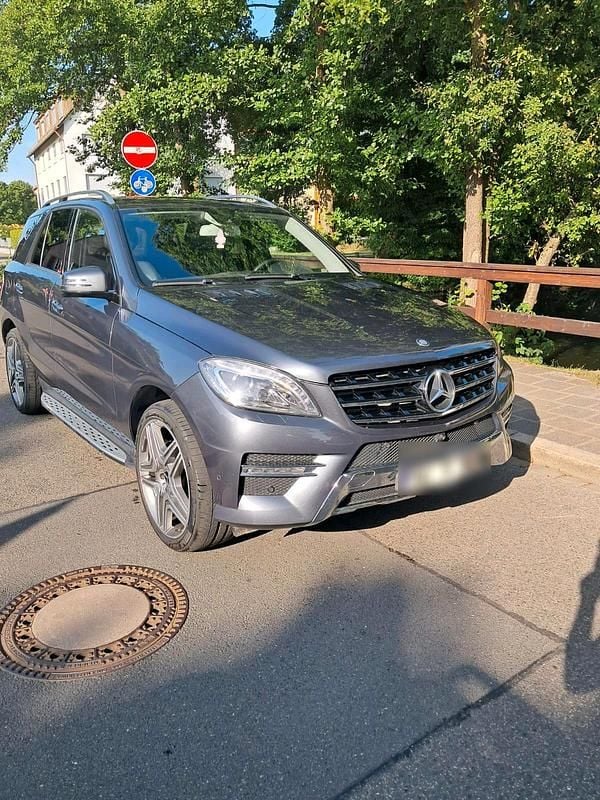 Grau Gebraucht 2014 Mercedes ML350 AMG SUV | 22.999 € (Etwas zu teuer) - Bild 1/4
