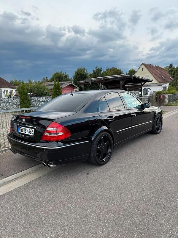Schwarz Gebraucht 2004 Mercedes E500 Limousine | 11.900 € (Etwas zu teuer) - Bild 1/4