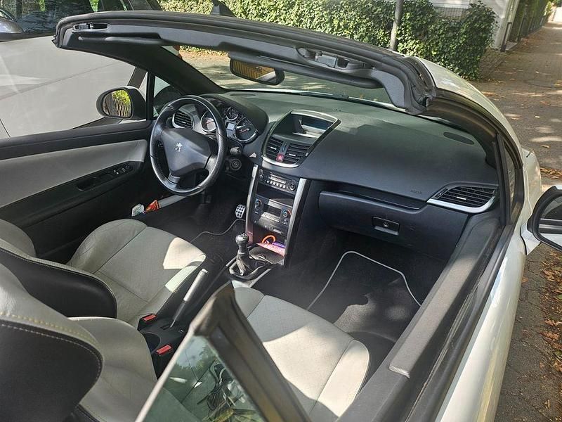 Weiß Gebraucht 2013 Peugeot 207 CC Roland Garros Cabrio | 5.800 € (Fairer Preis) - Bild 1/4