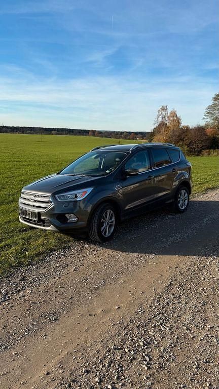 Grau Gebraucht 2017 Ford Kuga Titanium SUV | 12.490 € (Superpreis) - Bild 1/4