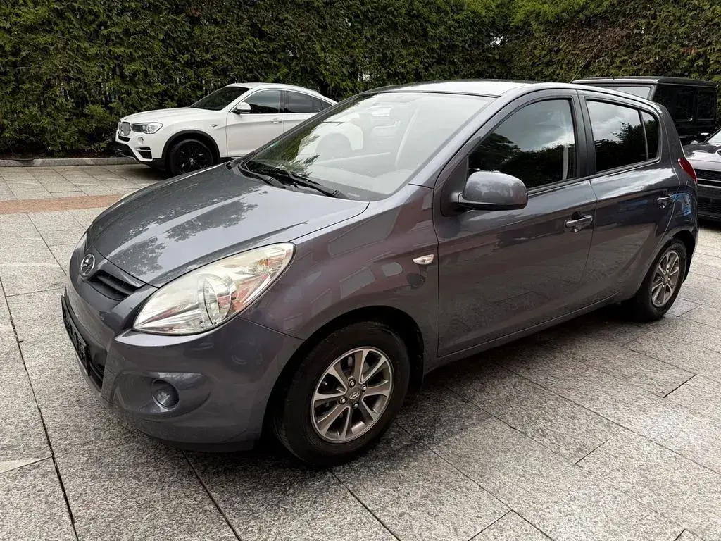 Gebraucht Hyundai i20 77 PS (56 kW) 2012 Grau Kleinwagen
