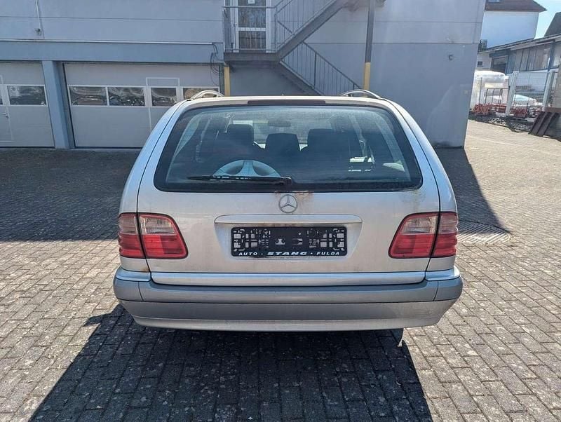 Gebraucht Mercedes E200 163 PS (119 kW) 2003 Silber Kombi