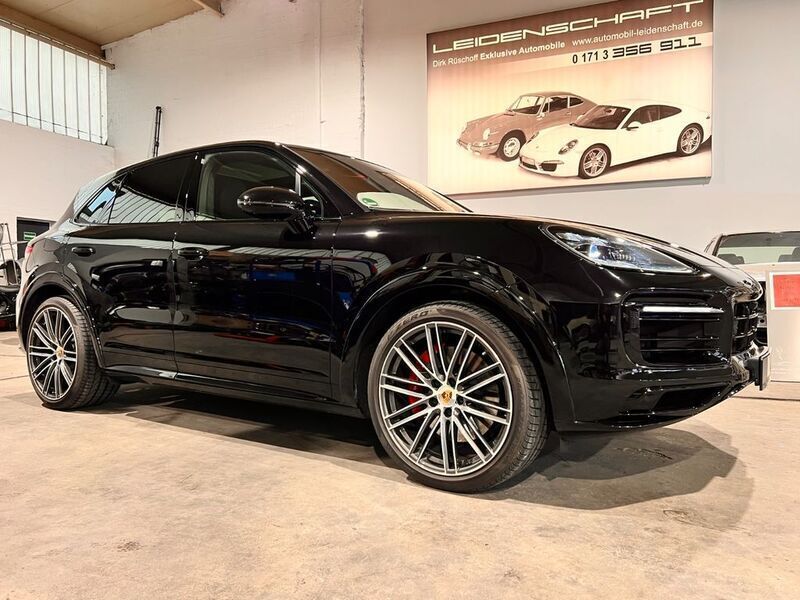 Chromitschwarz Gebraucht 2022 Porsche Cayenne GTS SUV | 107.900 € (Teuer) - Bild 1/4