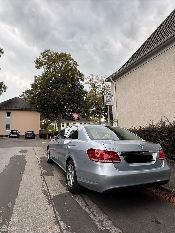 Grau Gebraucht 2013 Mercedes E220 Limousine | 11.500 € (Guter Preis) - Bild 1/4