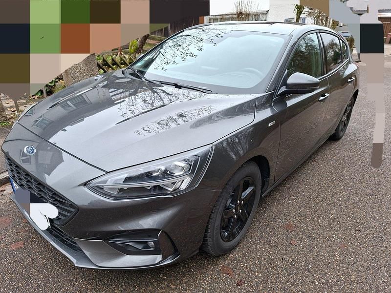 Grau Gebraucht 2019 Ford Focus ST-Line Limousine | 15.300 € - Bild 1/4