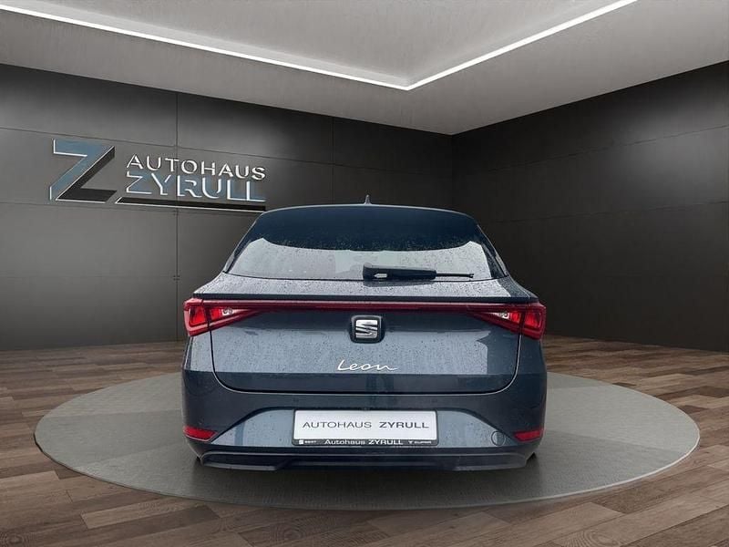 Używany Seat Leon Style 150 KM (110 kW) 2021 Szary Sedan/Limuzyna