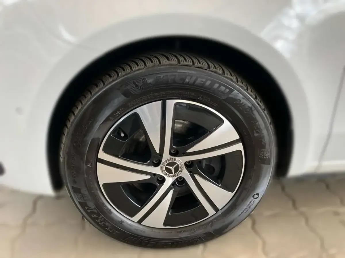Gebraucht Mercedes V250 190 PS (139 kW) 2025 Weiß Van / Kleinbus