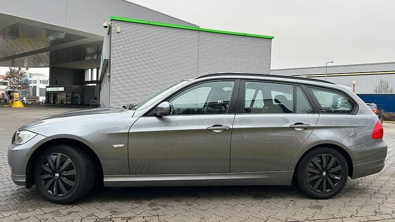 Gebraucht BMW 320 184 PS (135 kW) 2011 Grau Kombi