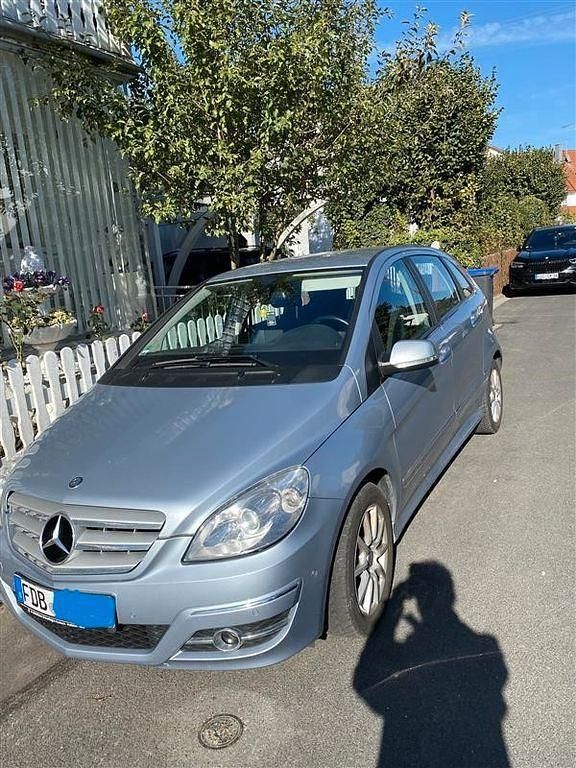 Grau Gebraucht 2010 Mercedes B180 Van / Kleinbus | 4.900 € (Fairer Preis) - Bild 1/4