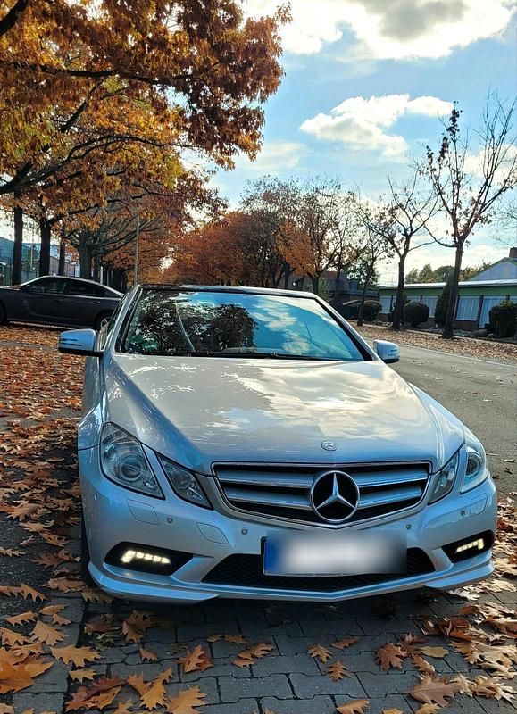 Silber Gebraucht 2010 Mercedes E250 Cabrio | 10.900 € (Fairer Preis) - Bild 1/4