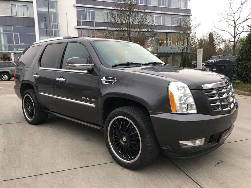 Grau Gebraucht 2010 Cadillac Escalade SUV | 9.999 € - Bild 1/4