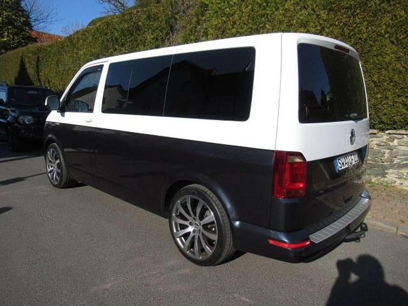 Gebraucht VW T6 150 PS (110 kW) 2016 Indigoblauperleffekt/weiss Van