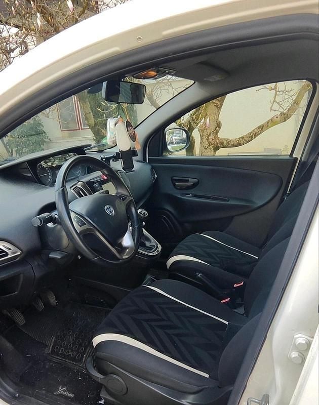 Gebraucht Lancia Ypsilon Silver 69 PS (50 kW) 2016 Weiß Kleinwagen