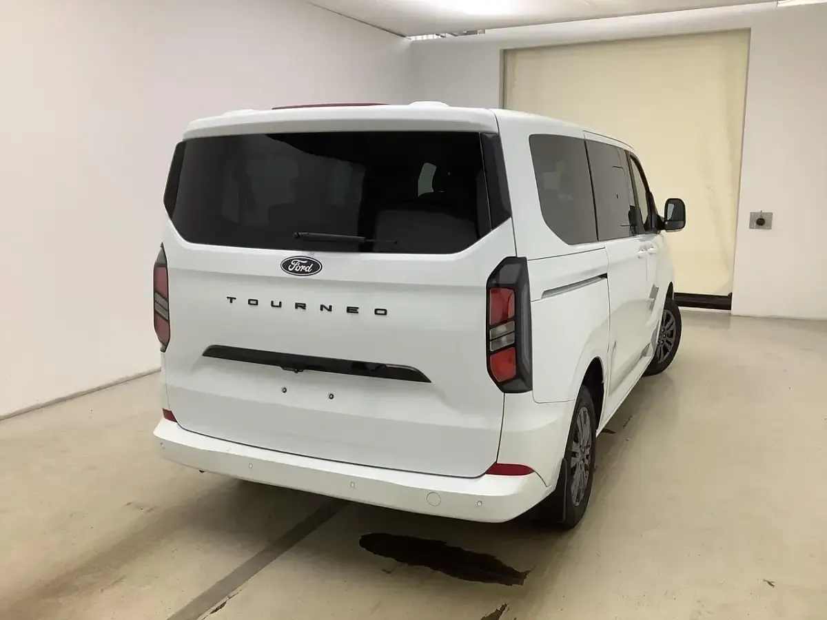 Gebraucht Ford Tourneo Custom Titanium 136 PS (100 kW) 2025 Weiß Van