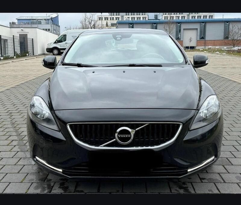 Schwarz Gebraucht 2018 Volvo V40 Momentum Kombi | 11.250 € (Etwas zu teuer) - Bild 1/4
