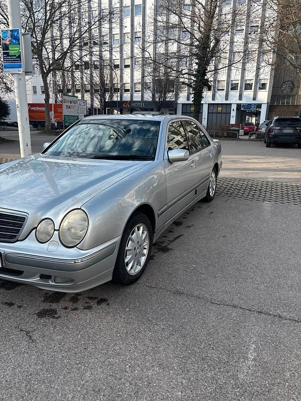 Gebraucht Mercedes E320 224 PS (164 kW) 2000 Grau Limousine