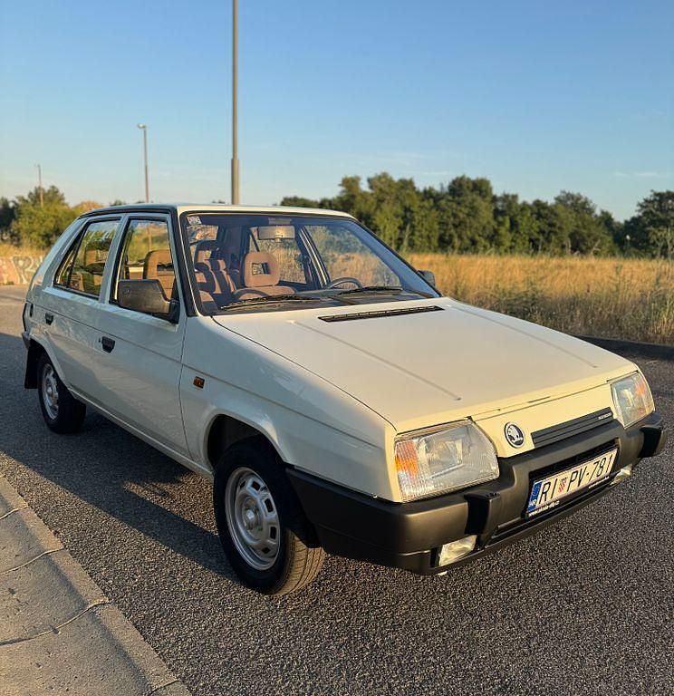 Weiß Gebraucht 1990 Skoda Favorit Limousine | 5.500 € - Bild 1/4
