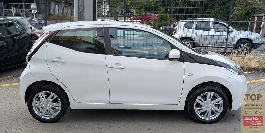 Gebraucht Toyota Aygo X-play 69 PS (50 kW) 2016 Weiß Kleinwagen