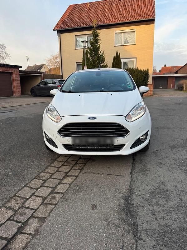 Weiß Gebraucht 2016 Ford Fiesta Kleinwagen | 6.300 € - Bild 1/4