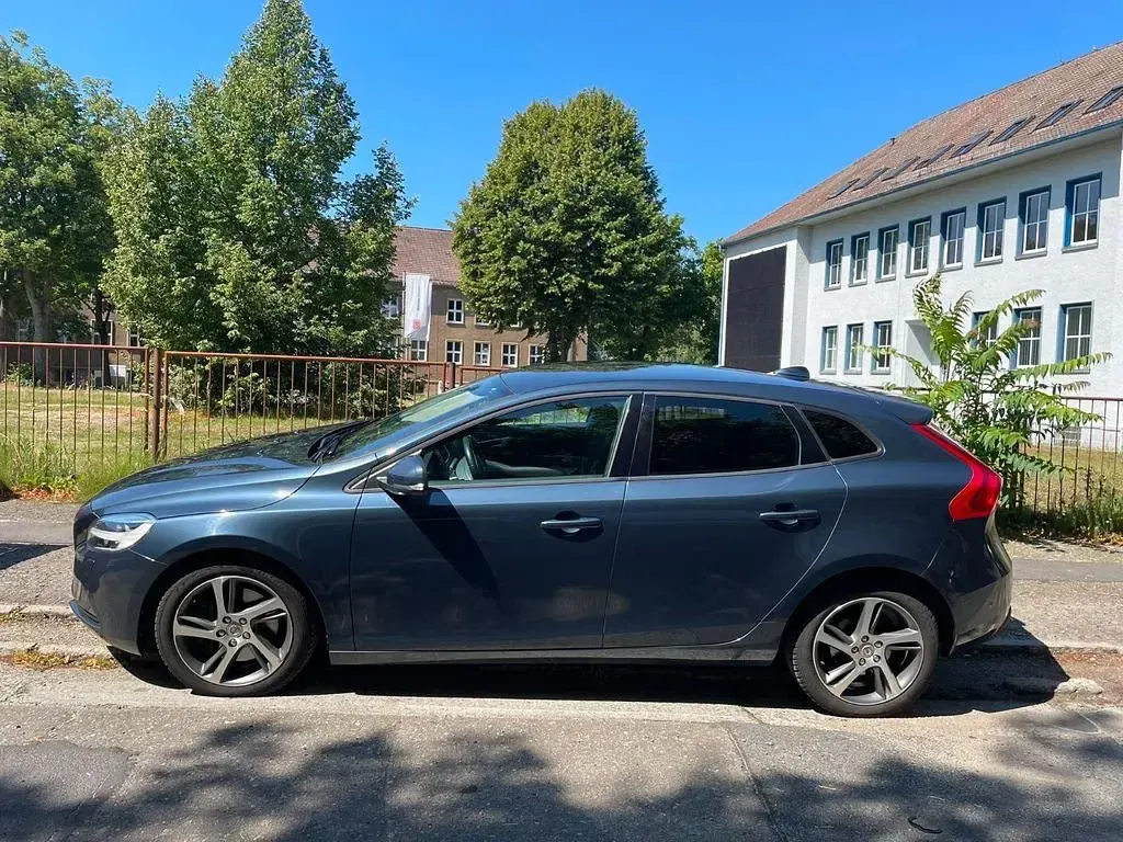 Gebraucht Volvo V40 Momentum 120 PS (88 kW) 2017 Blau Limousine