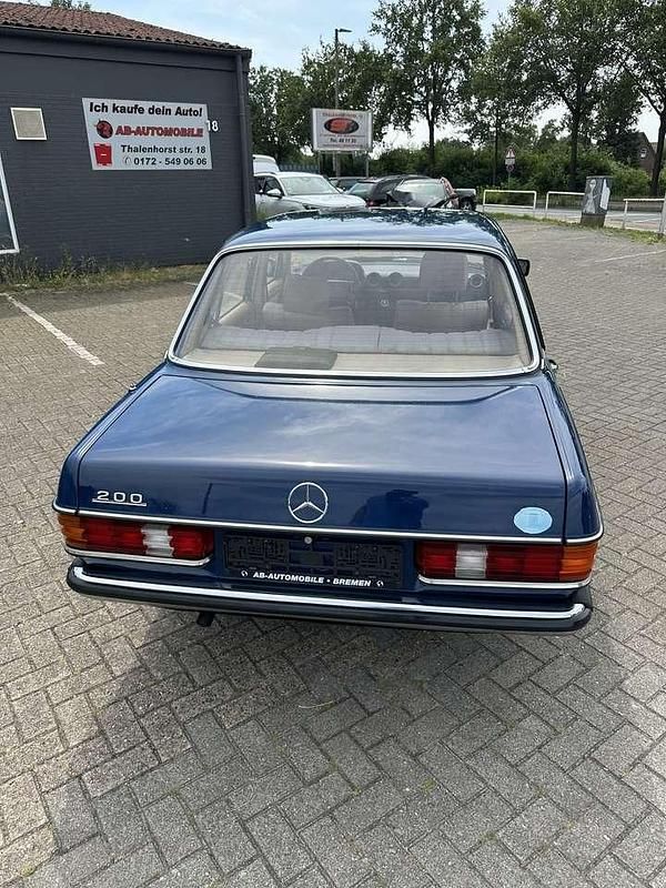 Gebraucht Mercedes E200 120 PS (88 kW) 1984 Blau Limousine