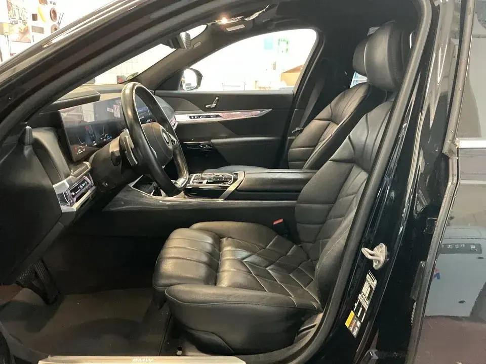Gebraucht BMW 750e Performance 489 PS (359 kW) 2023 Schwarz Limousine