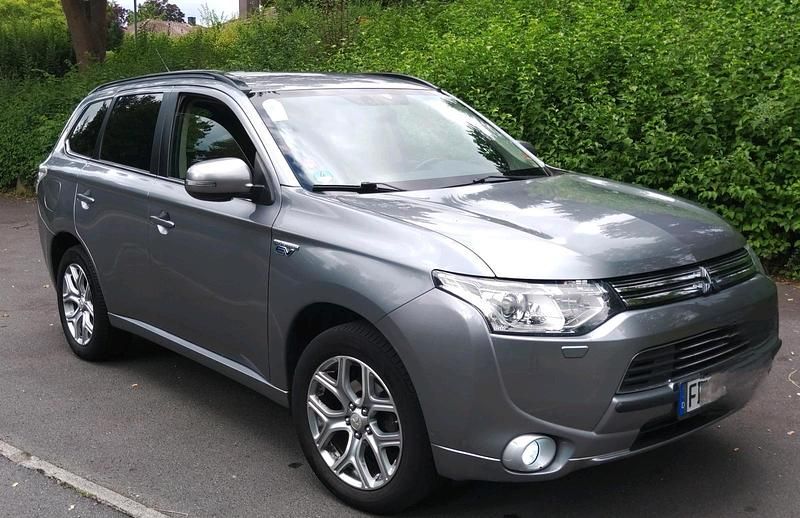 Grau Gebraucht 2014 Mitsubishi Outlander P-HEV Plus SUV | 10.100 € (Etwas zu teuer) - Bild 1/4