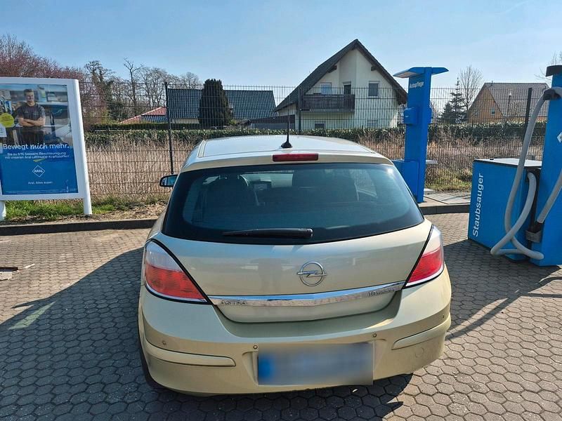 Gebraucht Opel Astra 116 PS (85 kW) 2005 Gold Limousine