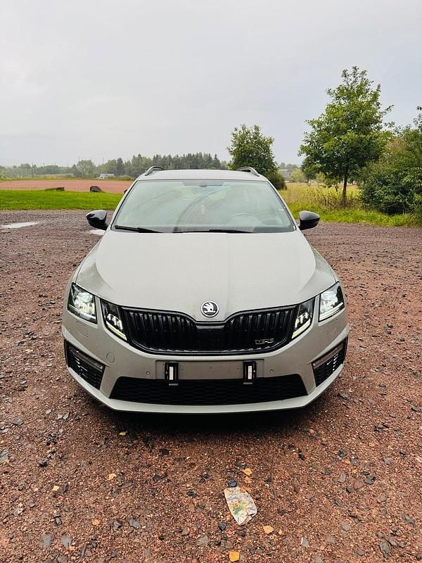Grau Gebraucht 2018 Skoda Octavia RS Kombi | 19.500 € (Fairer Preis) - Bild 1/4