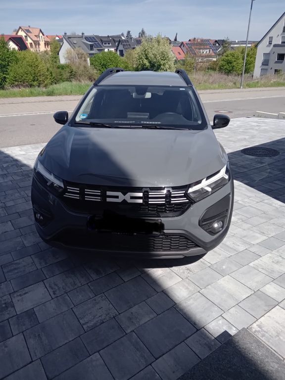 Grau Gebraucht 2023 Dacia Jogger Extreme Kombi | 20.900 € (Fairer Preis) - Bild 1/4