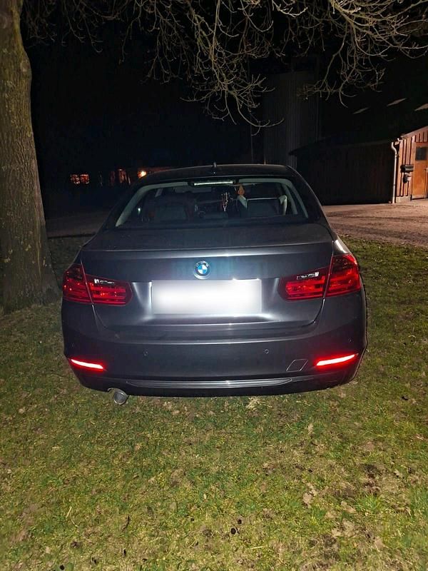 Gebraucht BMW 318 143 PS (105 kW) 2012 Grau Limousine