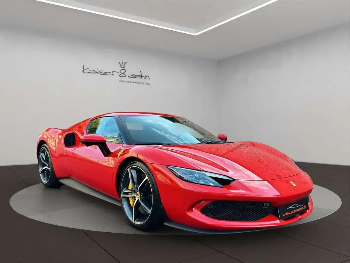 Gebraucht Ferrari 296 829 PS (609 kW) 2024 Rosso corsa ds 322 Coupé