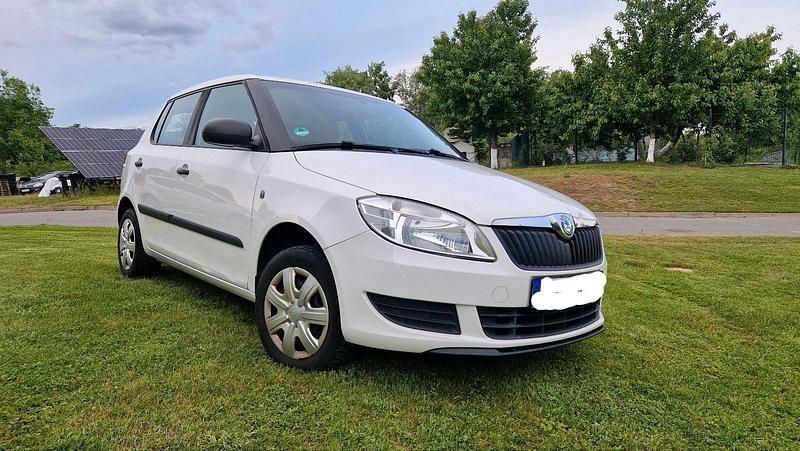 Weiß Gebraucht 2011 Skoda Fabia Kleinwagen | 2.200 € (Fairer Preis) - Bild 1/4