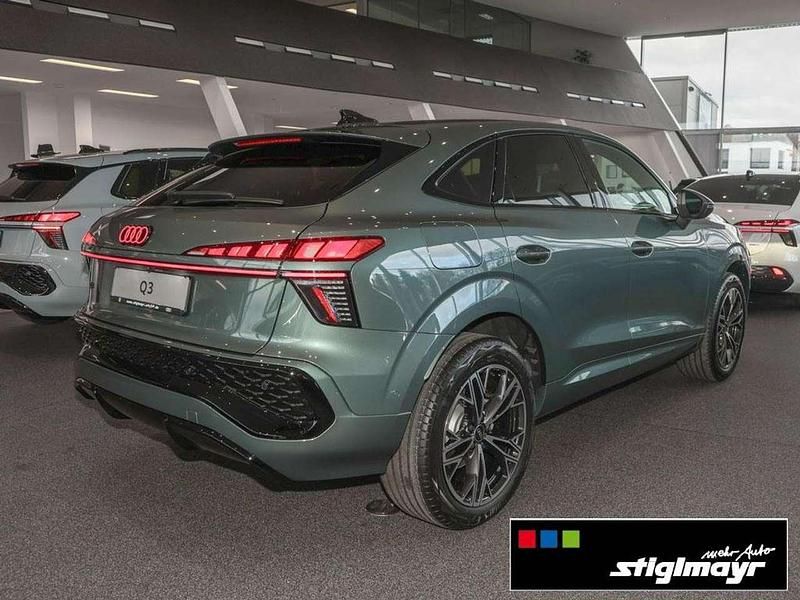 Neu Audi Q3 Sportback Sport 150 PS (110 kW) 2025 Salbeigrün metallic SUV