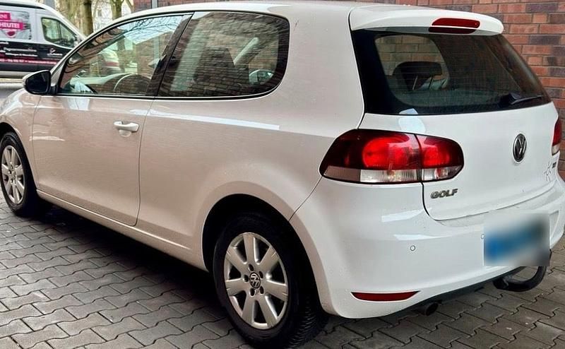 Gebraucht VW Golf VI 105 PS (77 kW) 2010 Weiß Kleinwagen